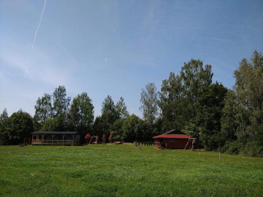 Dwa domki Huty 5 na łące przy lesie, ok. 300 m od jeziora Rospuda Filipowska