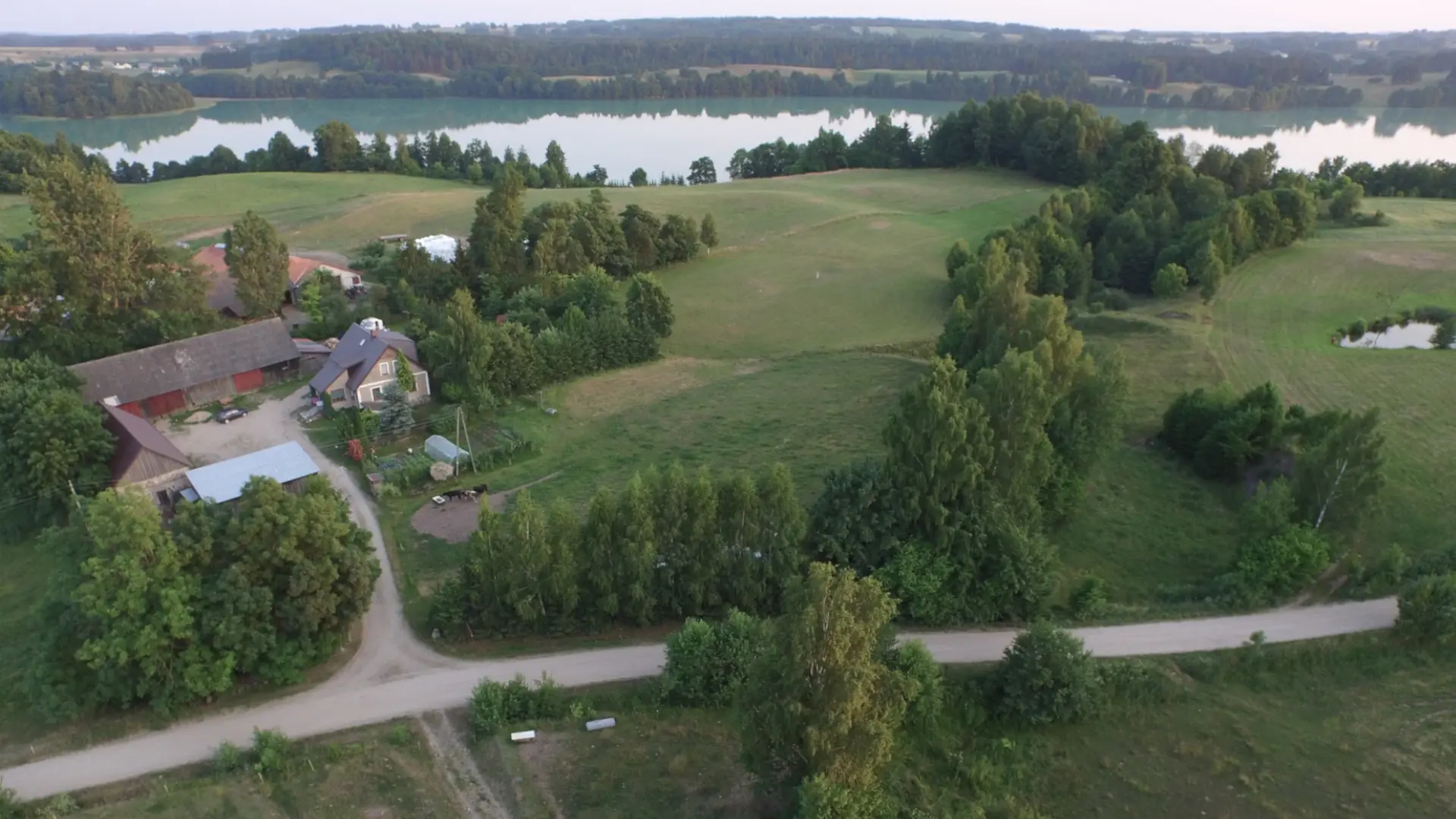 Widok na enklawę Huta 5 i jezioro Rospuda Filipowska