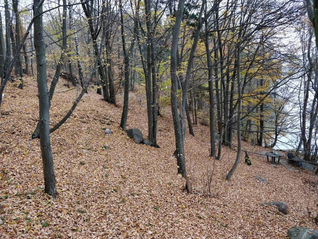 Jesień przy Hucie 5 — stok nad jeziorem, stolik i łódka