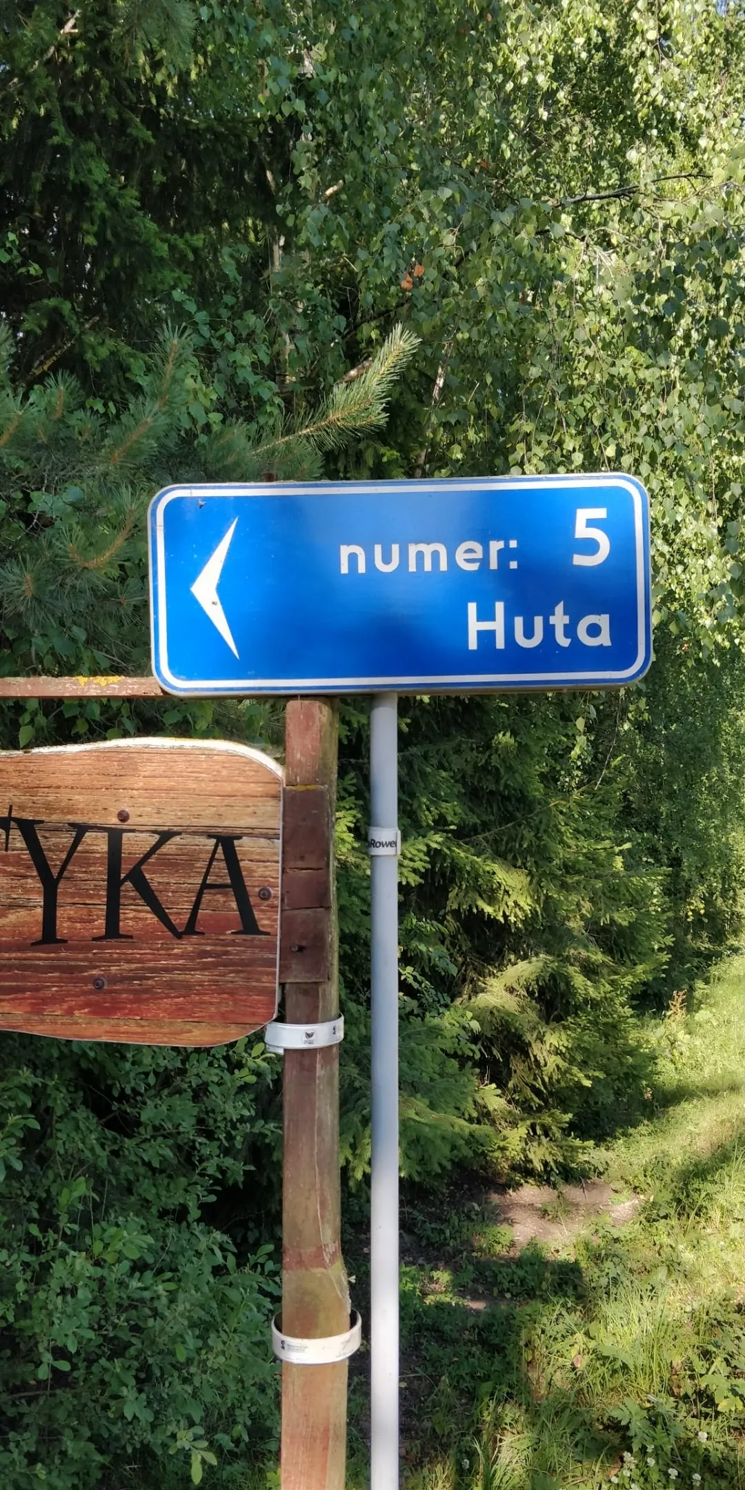 Niebieska tablica numer: 5 Huta przy wjeździe do agroturystyki Huta 5